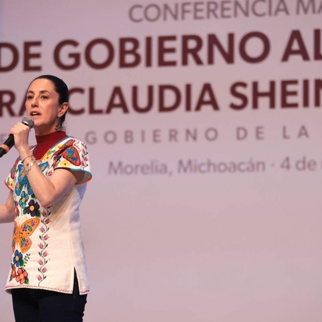 Claudia Sheinbaum acusa de "racistas y clasistas" a mujeres que se oponen a la figura huasteca en Reforma