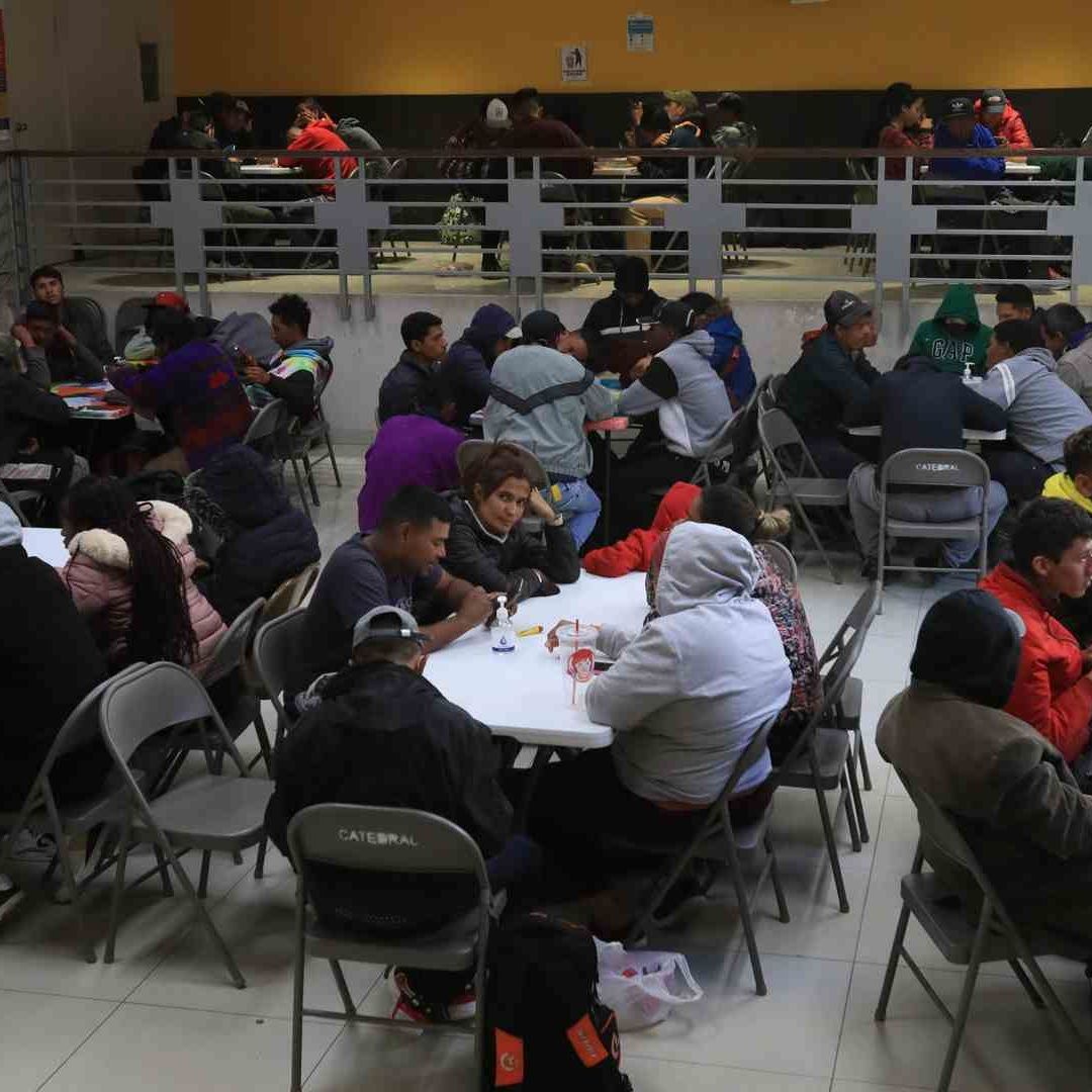 De acuerdo con las versiones de los religiosos, los policías ingresaron al recinto y golpearon a migrantes