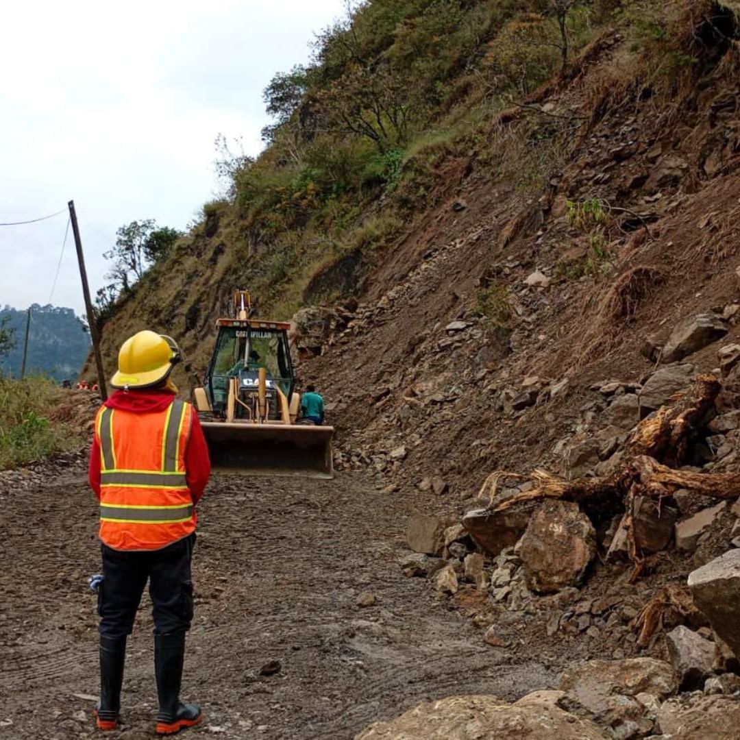 Deslave Obstruyó Paso Camino entre Totomoxtla y Tlamaxca de Cuautempan Puebla
