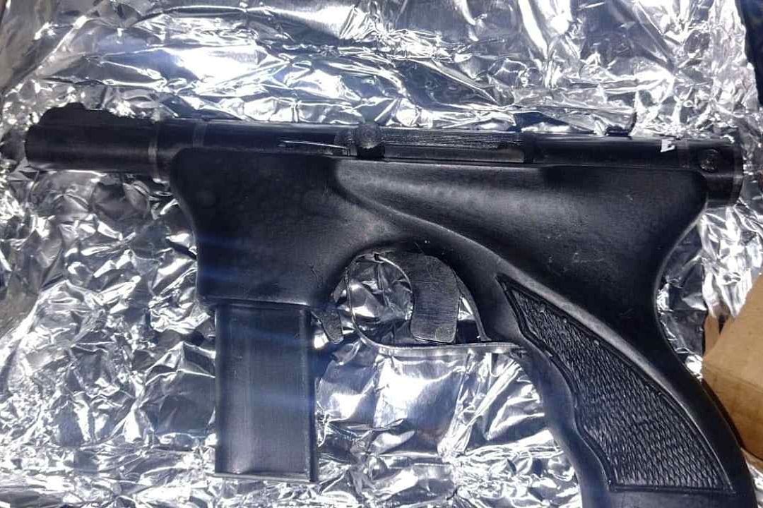 Dos hombres fueron detenidos en la estación Guerrero del Metro con 6 subametralladoras