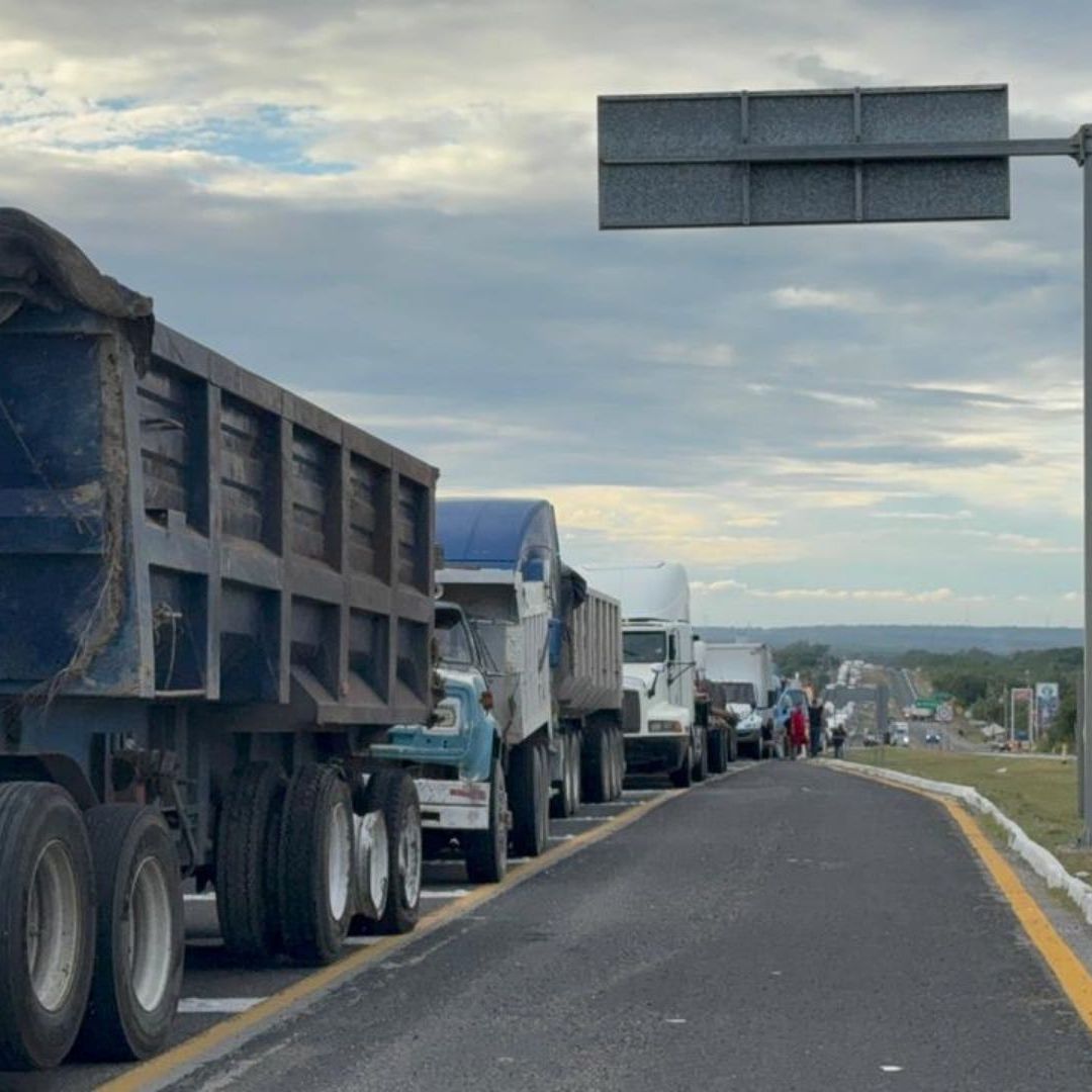 Vehículos Varados por Bloqueo de Productores en Carretera Tampico-Mante