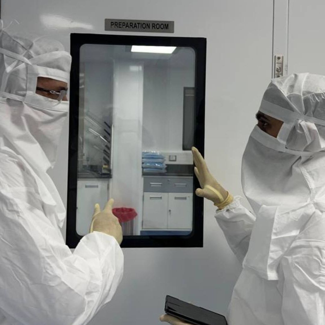 El canciller Marcelo Ebrard (izq) durante su visita al laboratorio ImmunoACT
