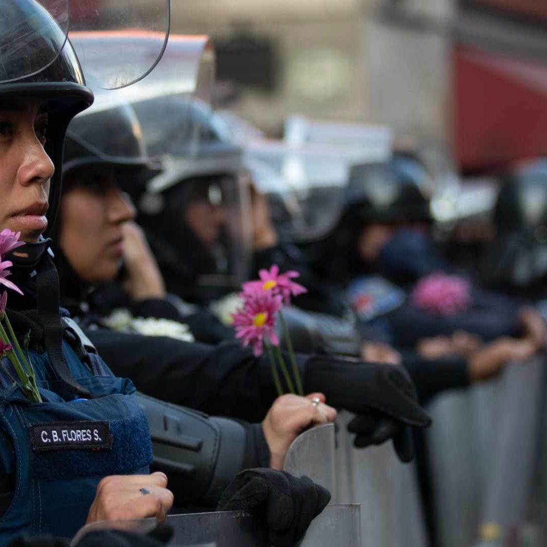 Mujeres policía resguardan edificios de la Ciudad de México