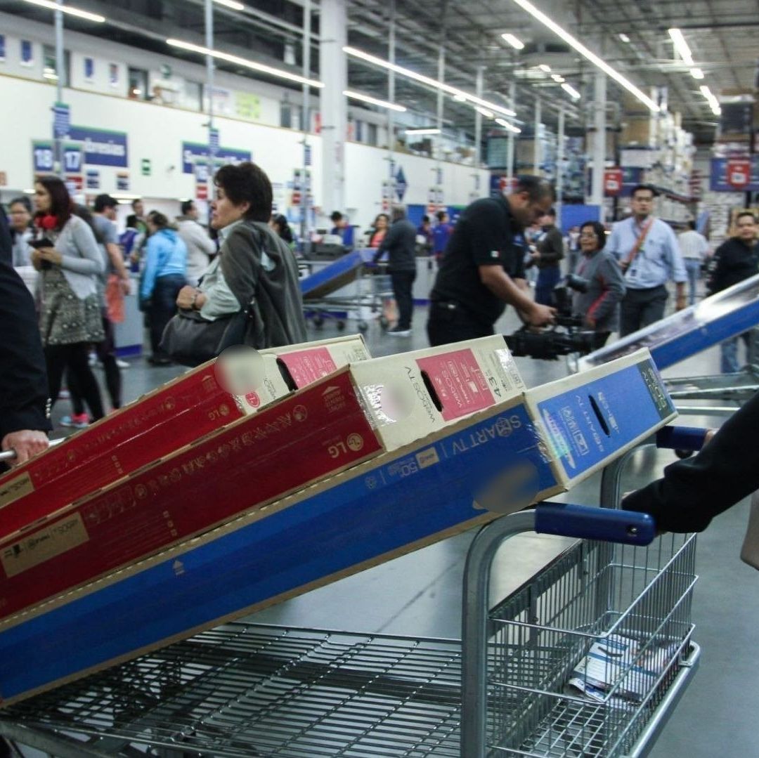 Varias personas compran en una tienda.