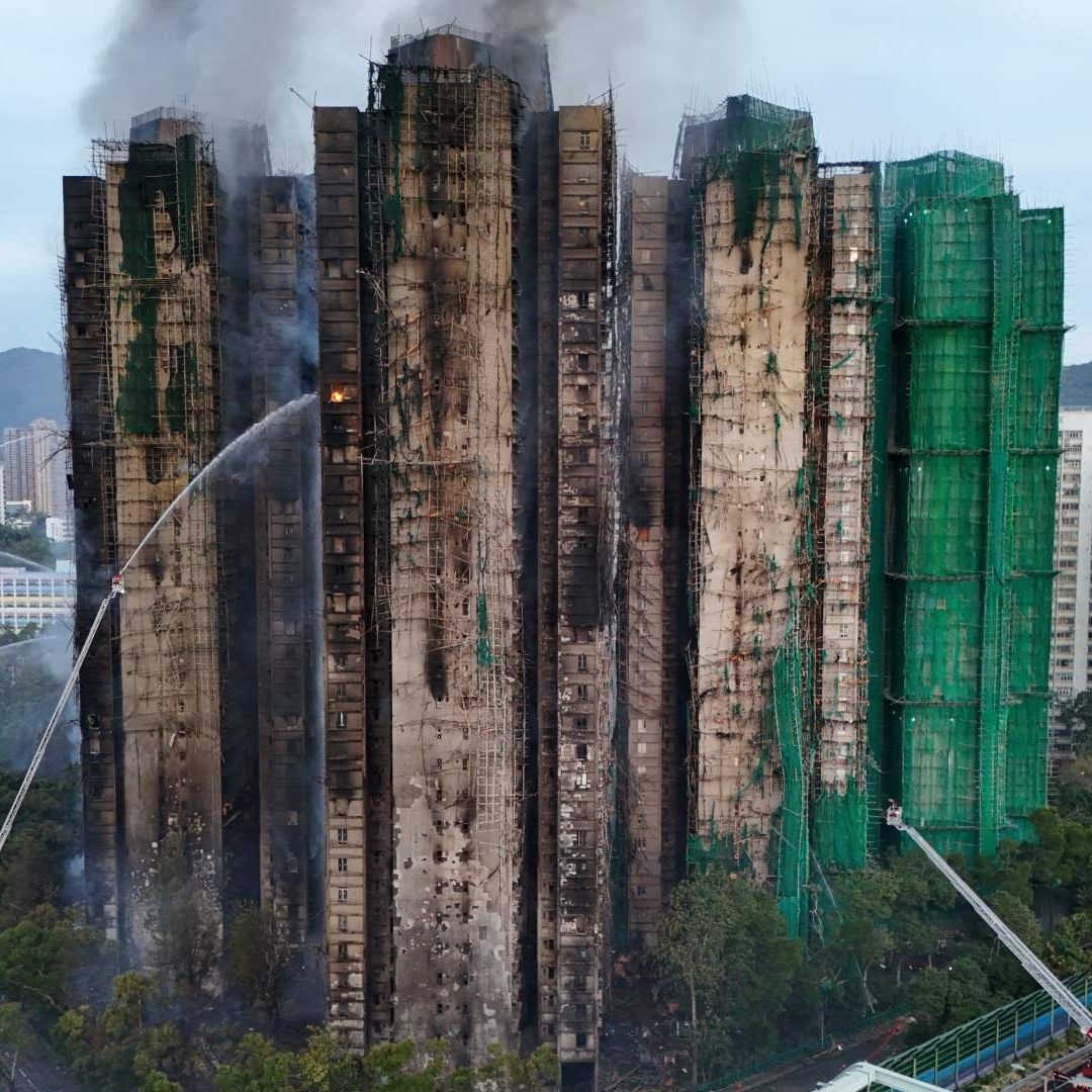 Devastador incendio consume edificios en Hong Kong