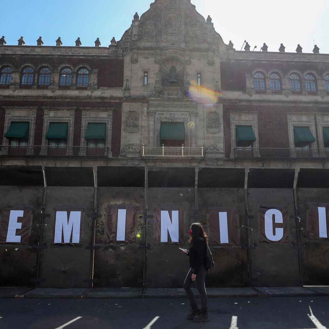 Palacio Nacional con vallas metálicas