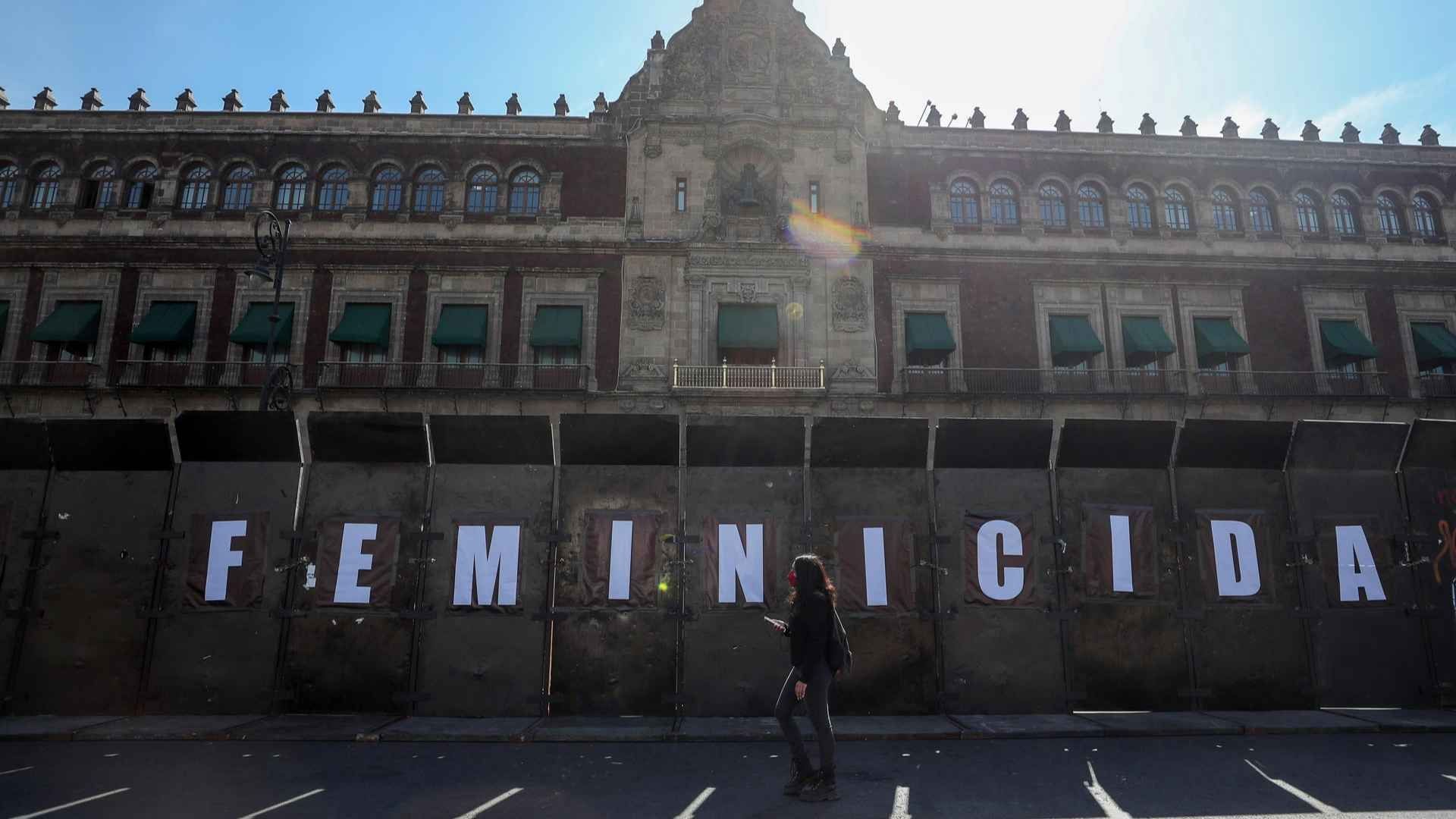 Palacio Nacional con vallas metálicas