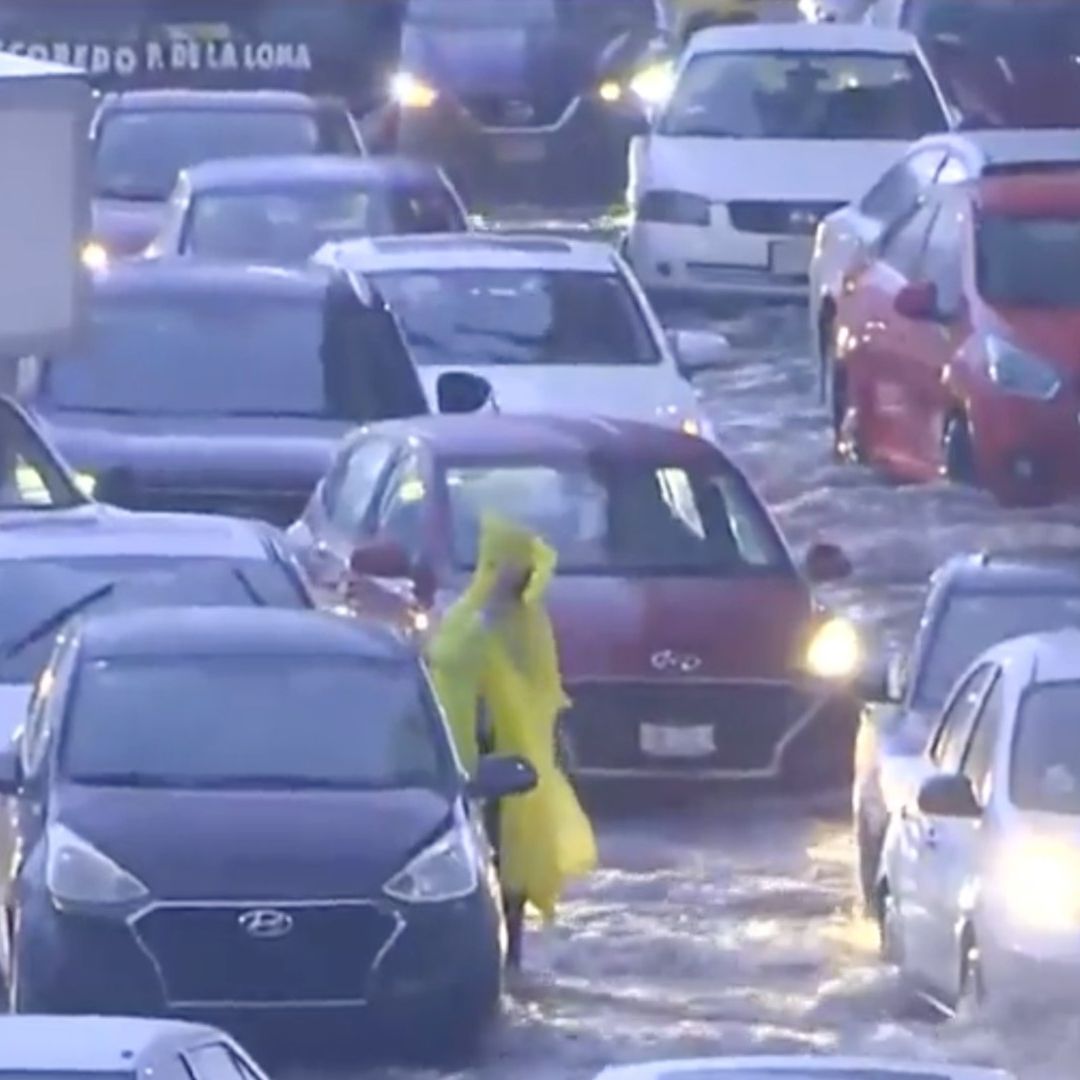 Avenida Universidad inundada y con autos varados
