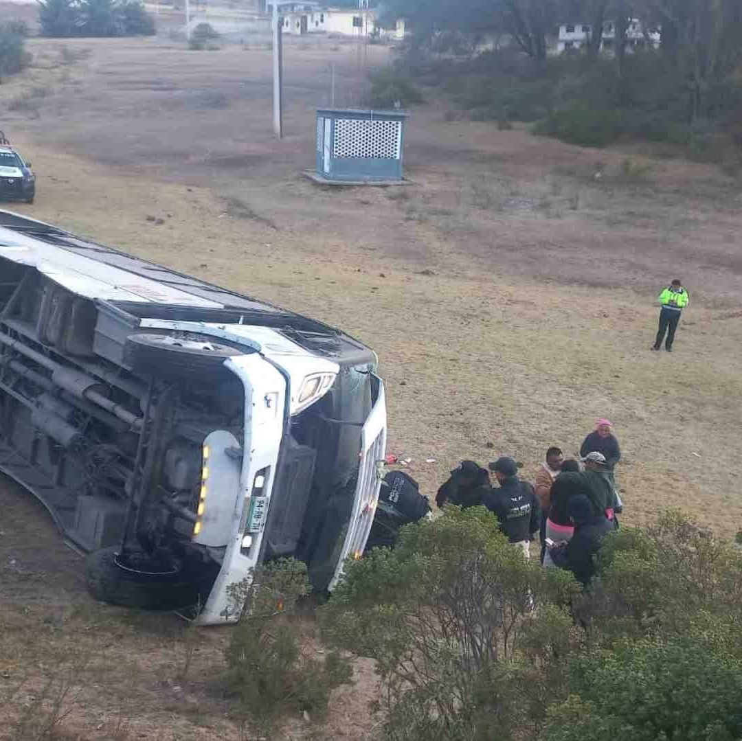 Vuelca autobús de pasajeros, con saldo de 1 muerto y 10 lesionados