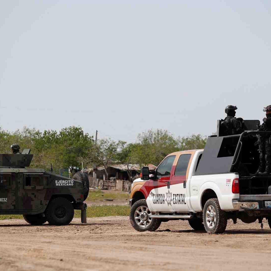 Autoridades mexicanas en la escena del crimen donde encontraron a los estadounidenses secuestrados