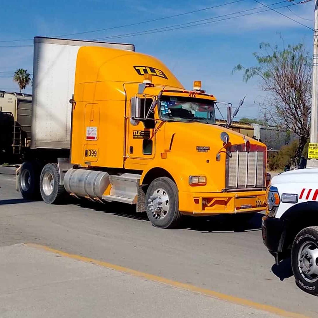 Choque Entre Tráiler y Tren Deja una Mujer Lesionada en Ramos Arizpe