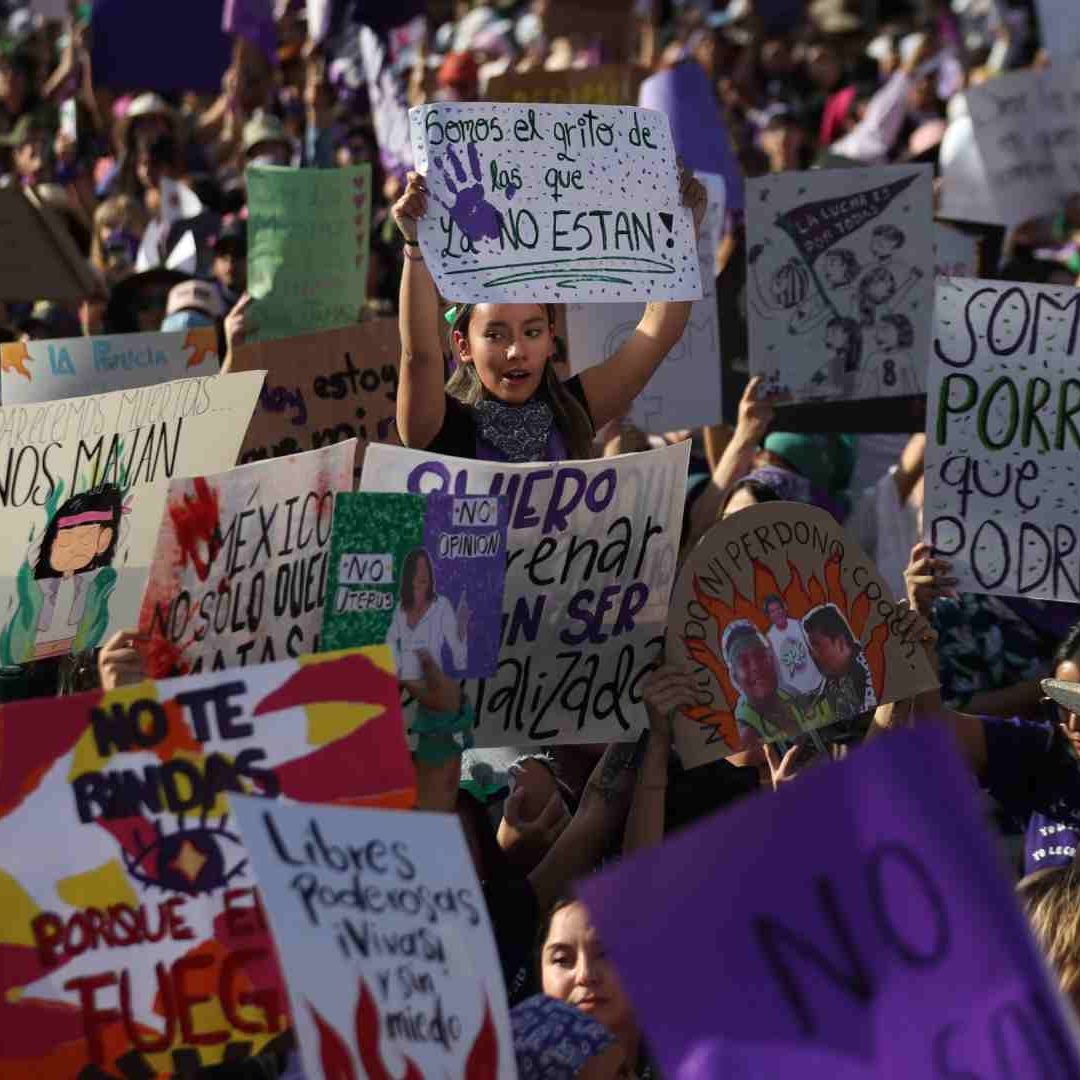 Miles de mujeres marcharon del Angel de la Independencia al Zócalo en 8M 2023, en su mayoría jóvenes demandaron alto a la violencia y a los feminicidios