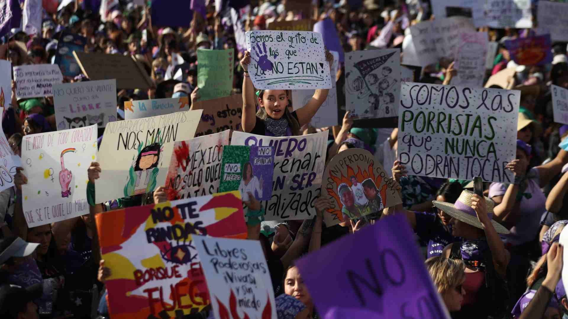 Miles de mujeres marcharon del Angel de la Independencia al Zócalo en 8M 2023, en su mayoría jóvenes demandaron alto a la violencia y a los feminicidios
