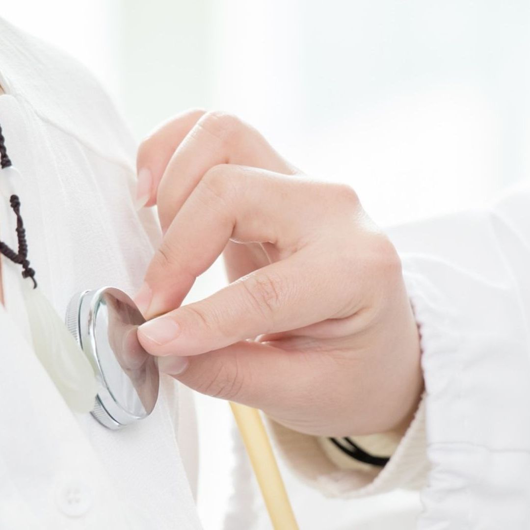 Un profesional de enfermería toma los signos vitales de un paciente