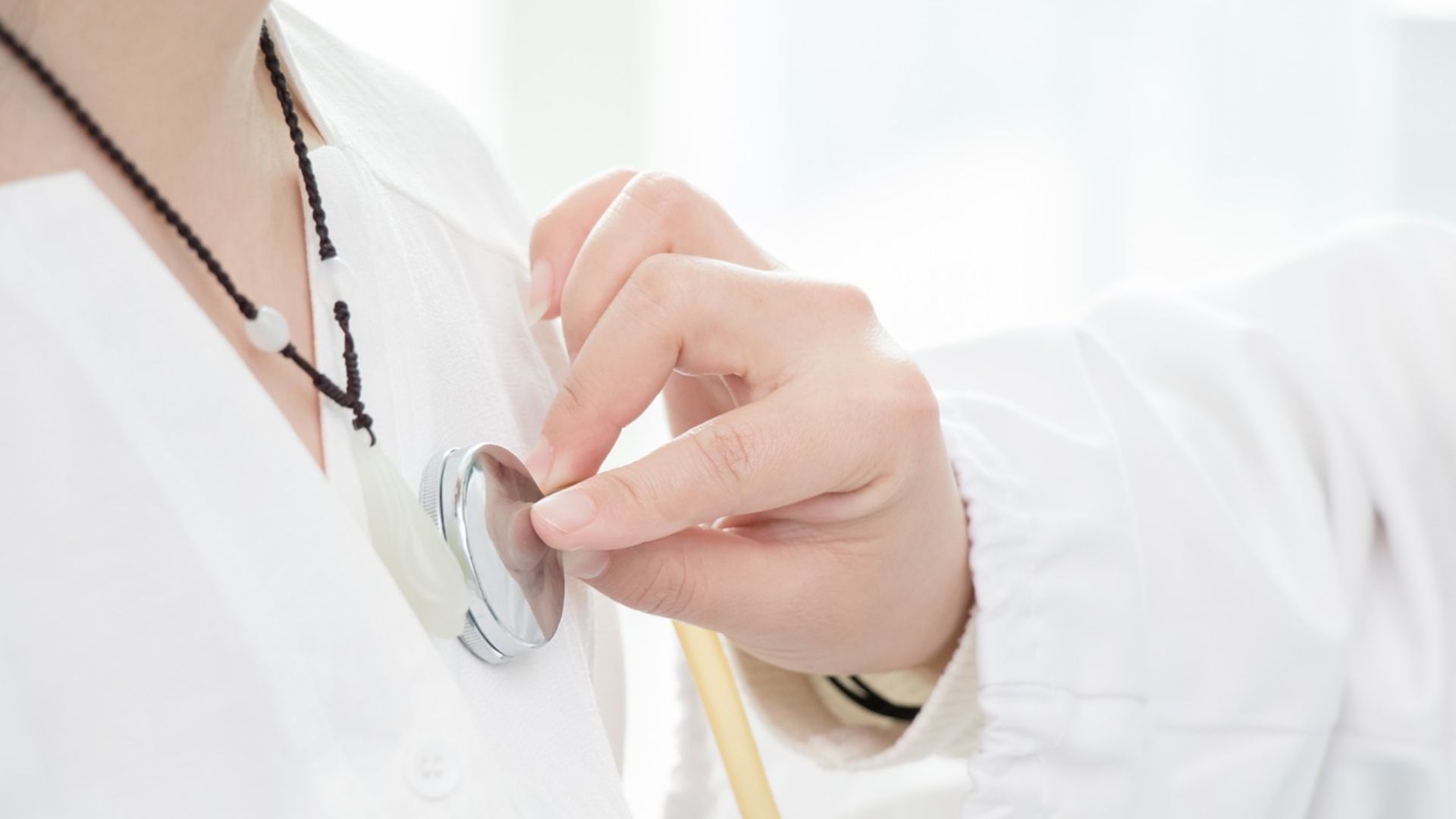 Un profesional de enfermería toma los signos vitales de un paciente
