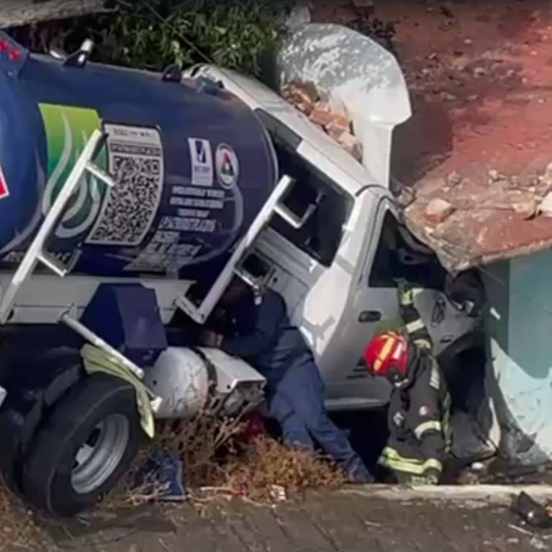 Pipa de Gas Pierde el Control en Pendiente y Choca contra Casa en ...