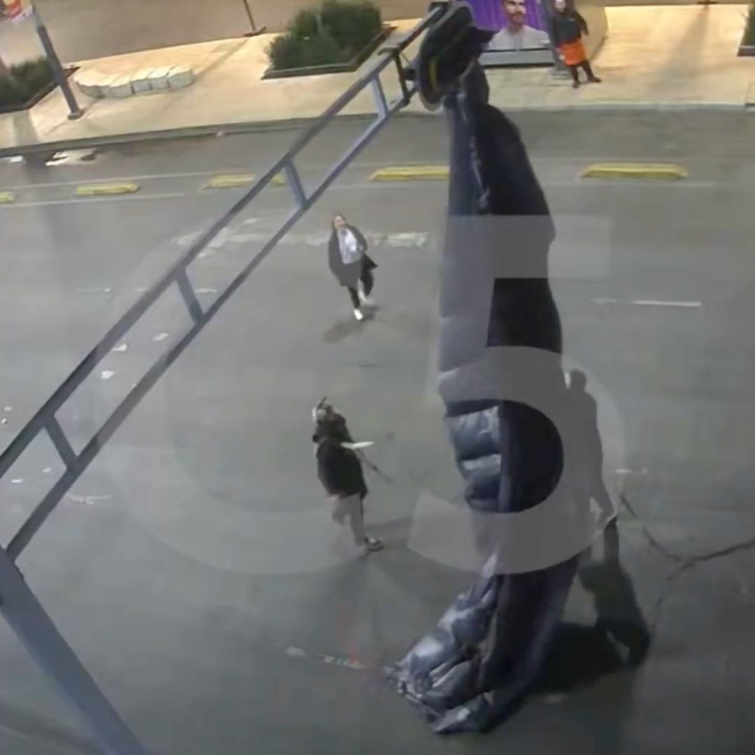 Momento en que paracaídas queda atorado en un semáforo de CDMX