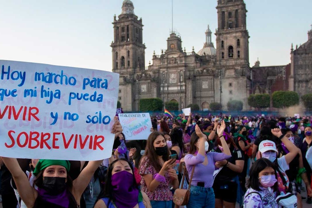 AMLO pide que marcha del 8M sea pacífica