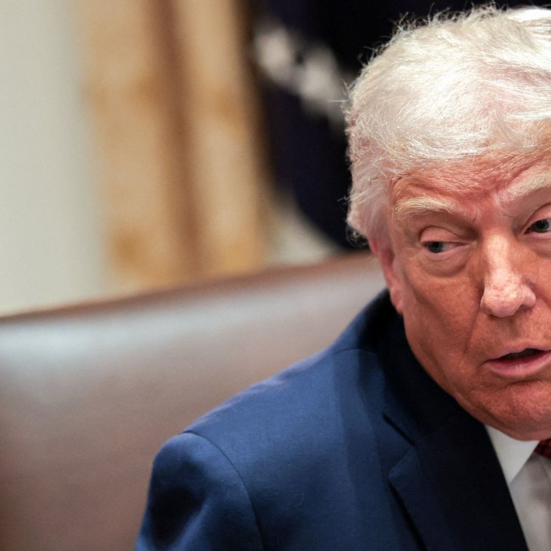 Donal Trump con un semblante serio.