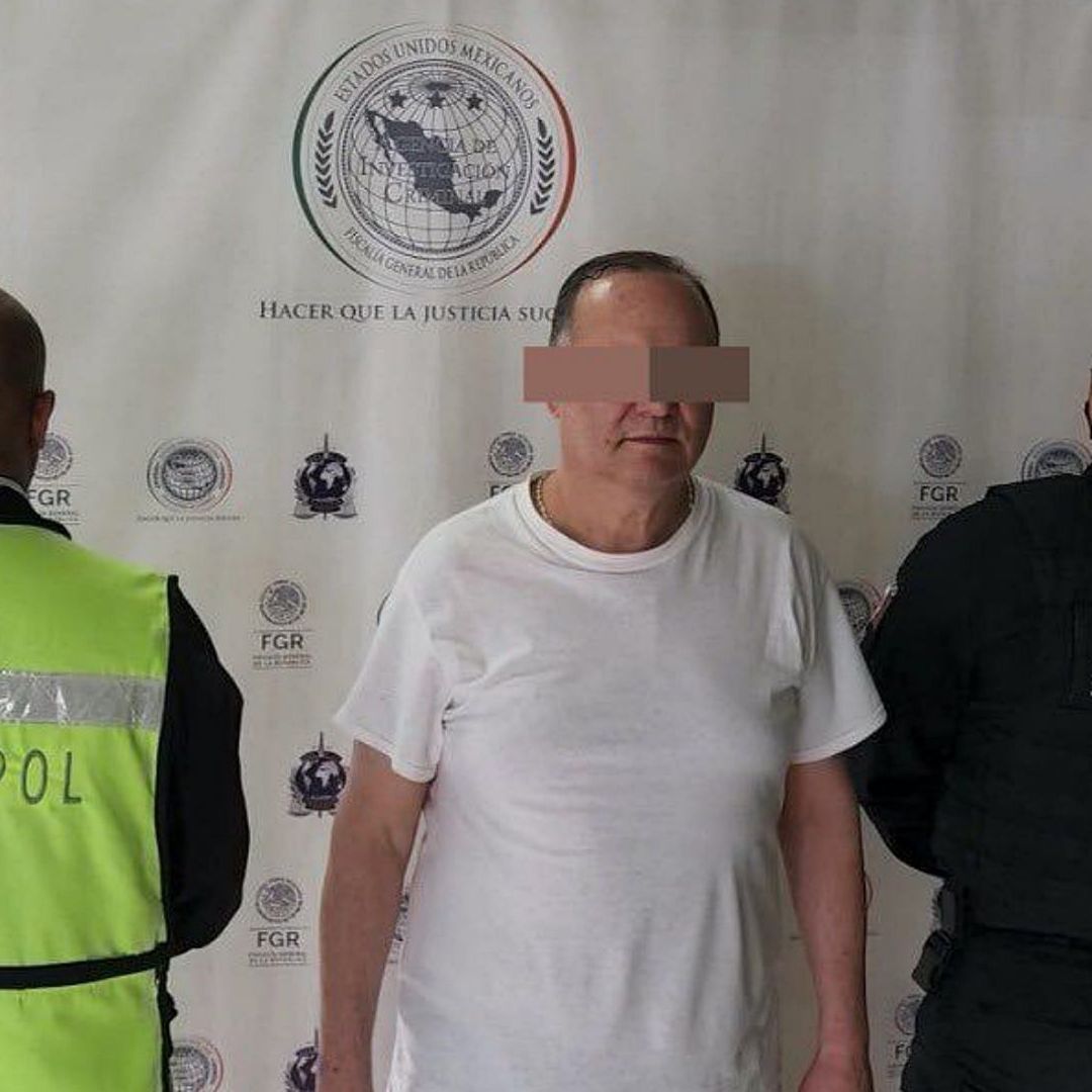 César “N”, exgobernador de Chihuahua, durante extradición a México en junio 2022