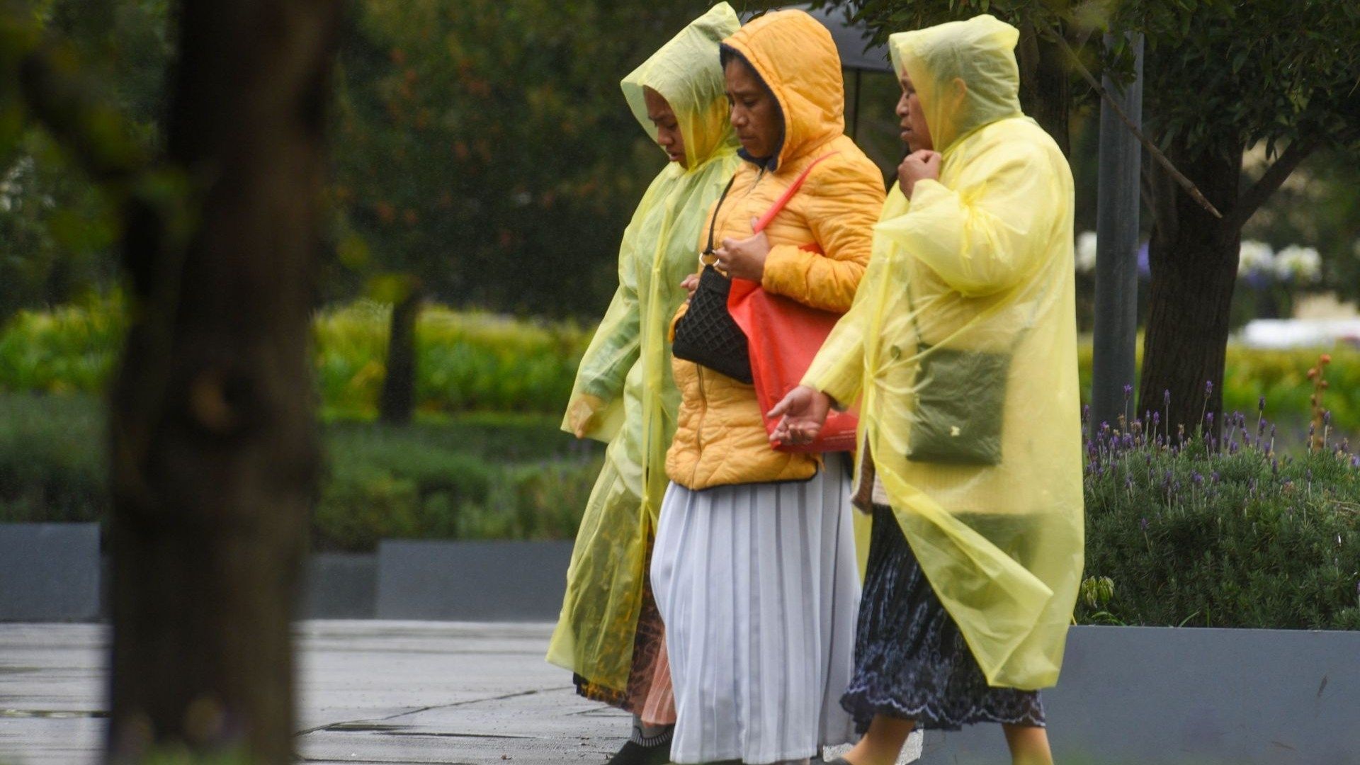 Mujeres caminando bajo la lluvia.