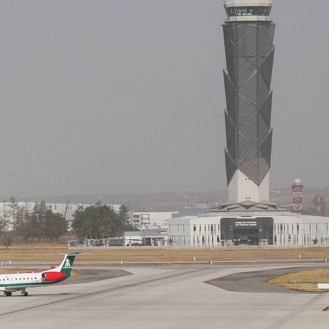 Una aeronaves de Mexicana de Aviación llega a la pista del AIFA.