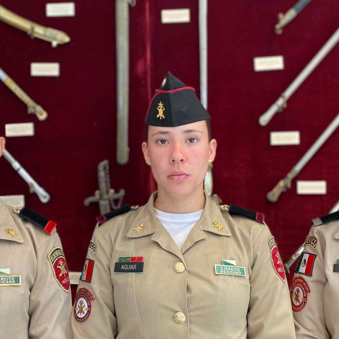 Angélica Flores, Julieta Aguiar y Berenice Zepeda, en el museo del Heroico Colegio Militar