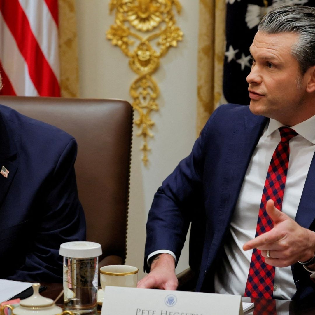 Dos hombres hablando.