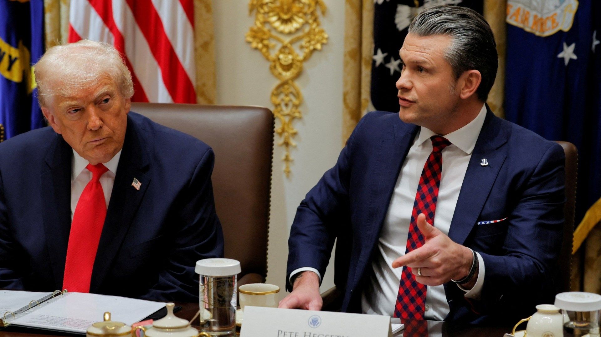 Dos hombres hablando.