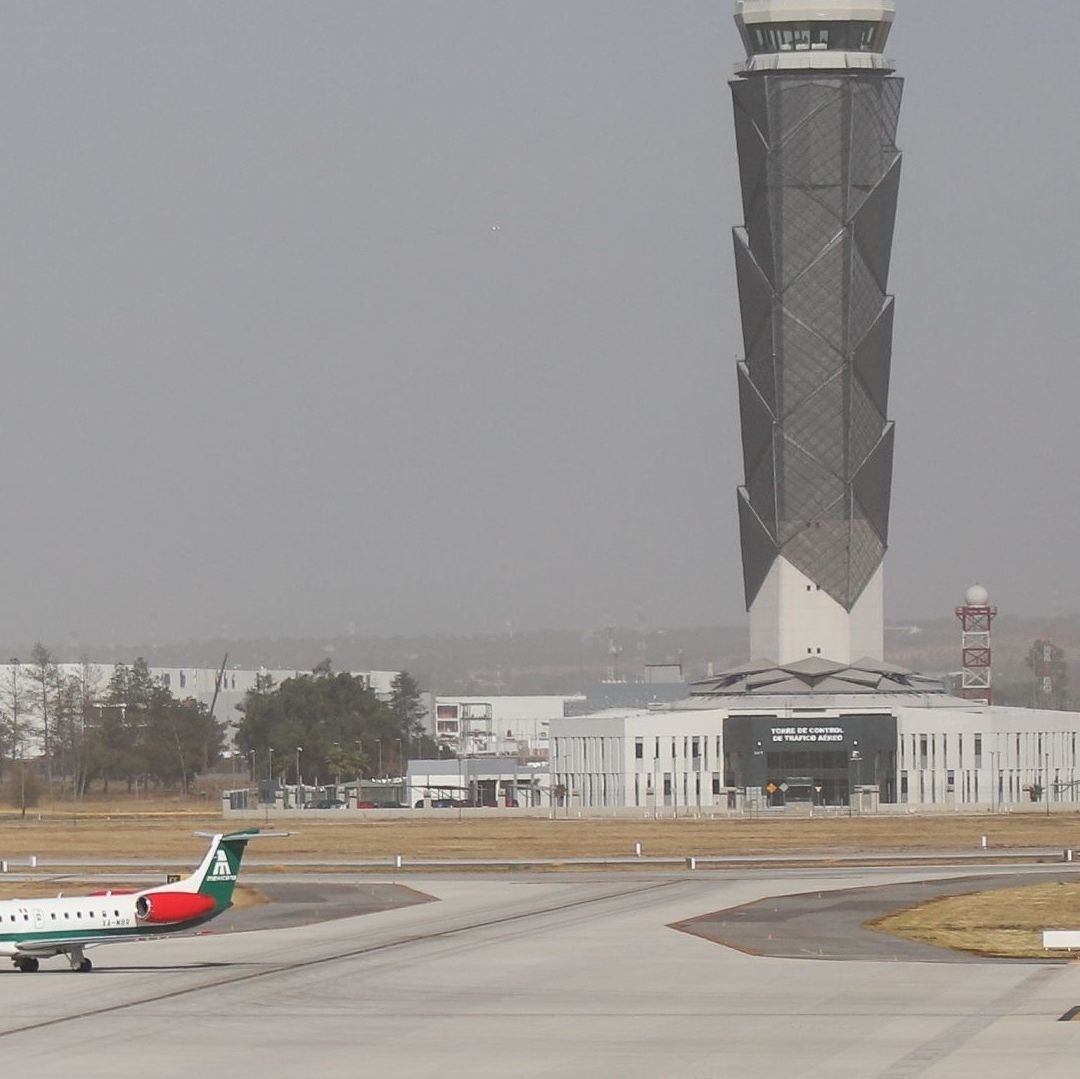 Un avión en una pista de aterrizaje.