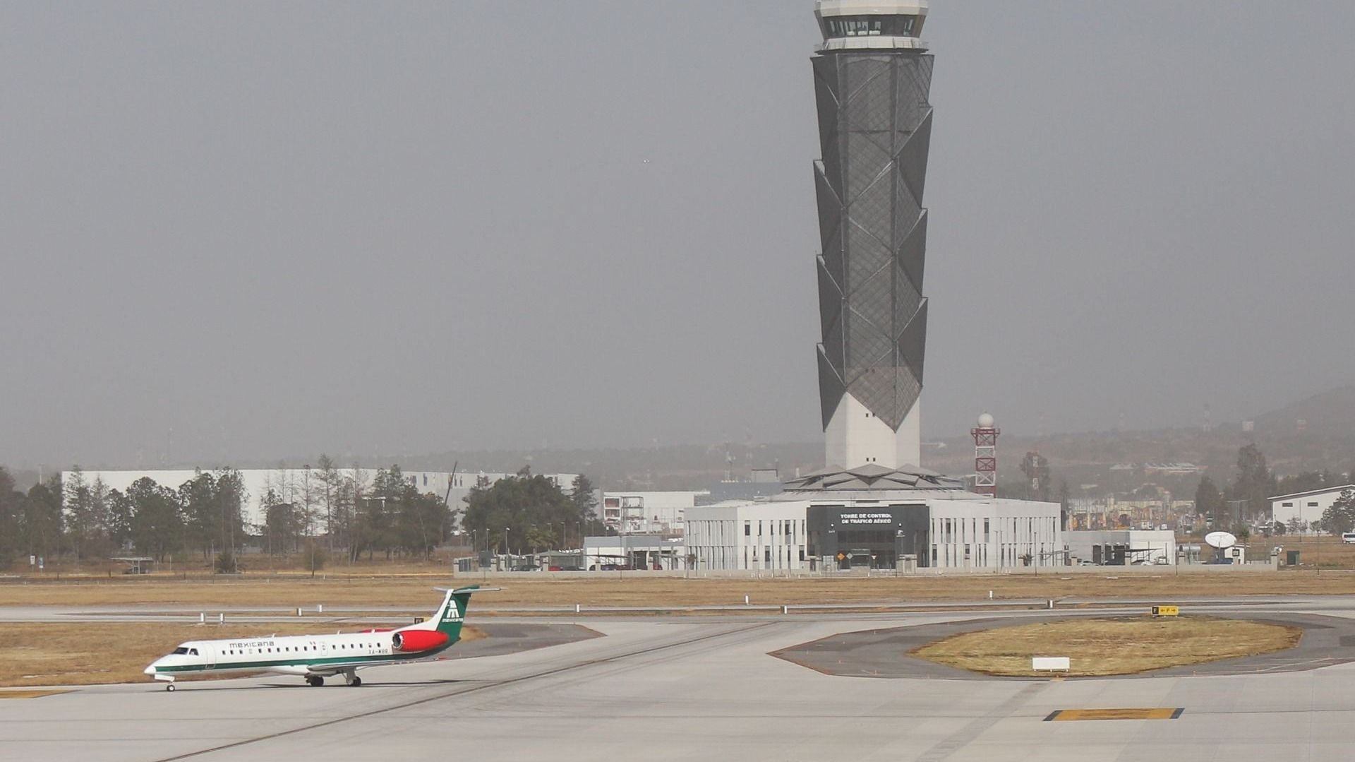 Un avión en una pista de aterrizaje.