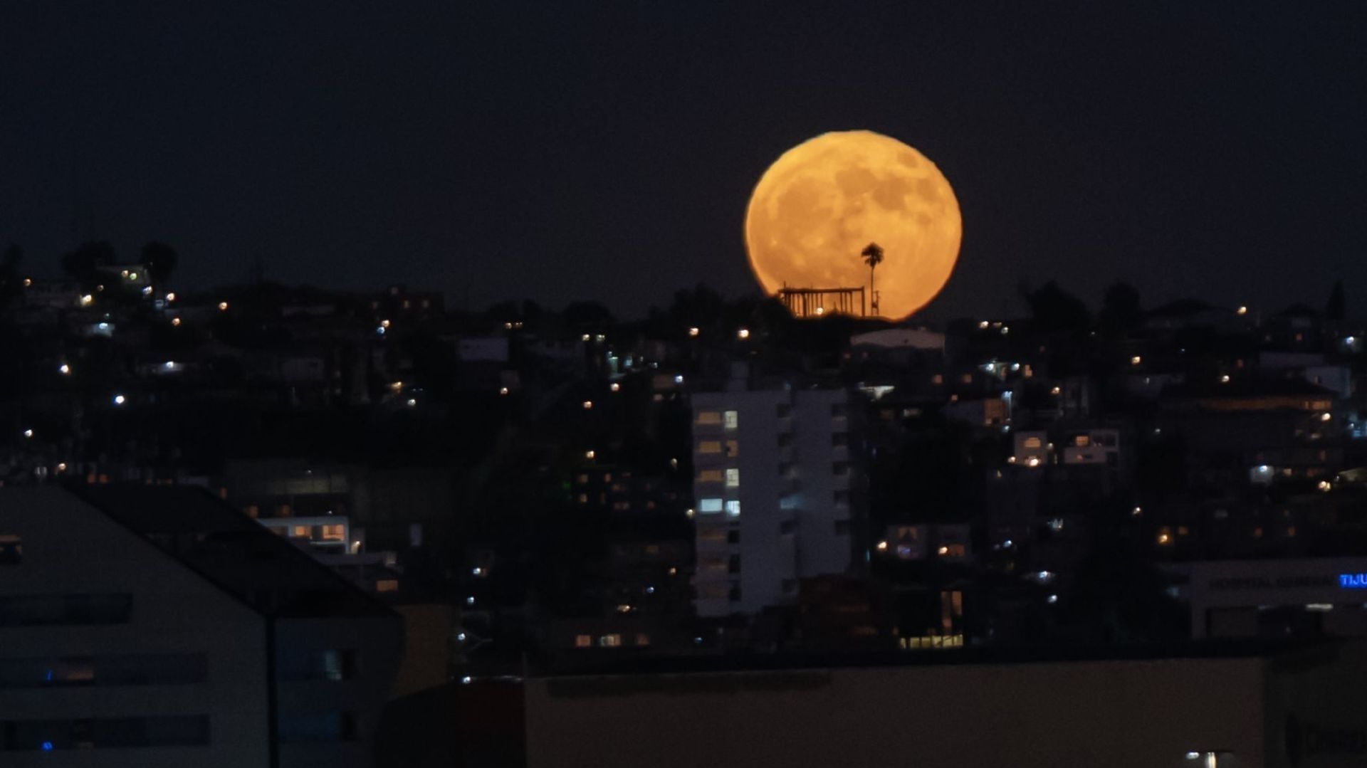 Una Luna de gran tamaño.