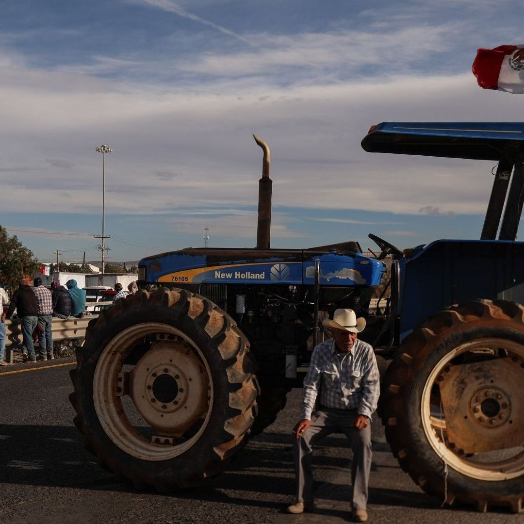 Agricultores bloquean una carretera en Zacatecas el 3 de diciembre de 2025