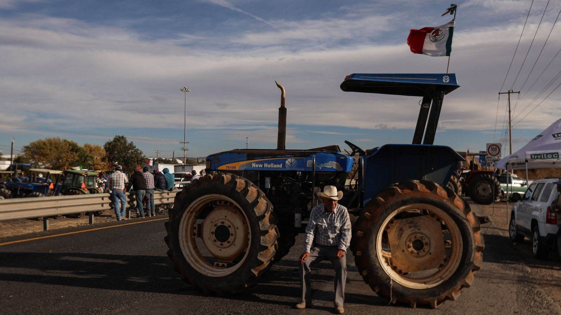 Agricultores bloquean una carretera en Zacatecas el 3 de diciembre de 2025