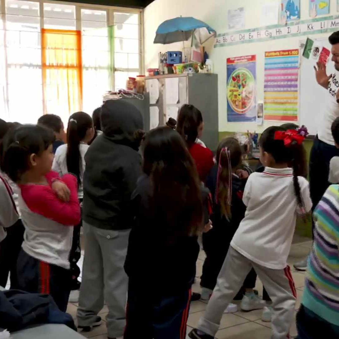 Con Música, Maestro de Jalisco Orienta a Niños Sobre el Abuso