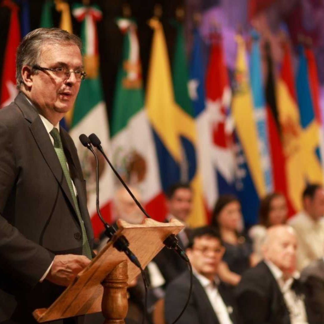 El canciller de México, Marcelo Ebrard, durante la clausura del segundo ciclo de negociaciones de la mesa de diálogos de paz, entre C🇴lombia y el ELN