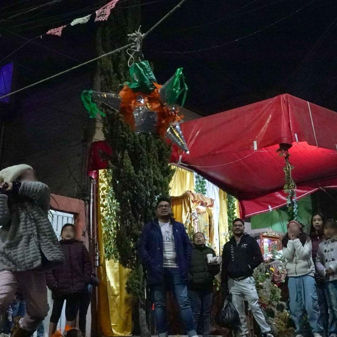 Personas celebran una posada