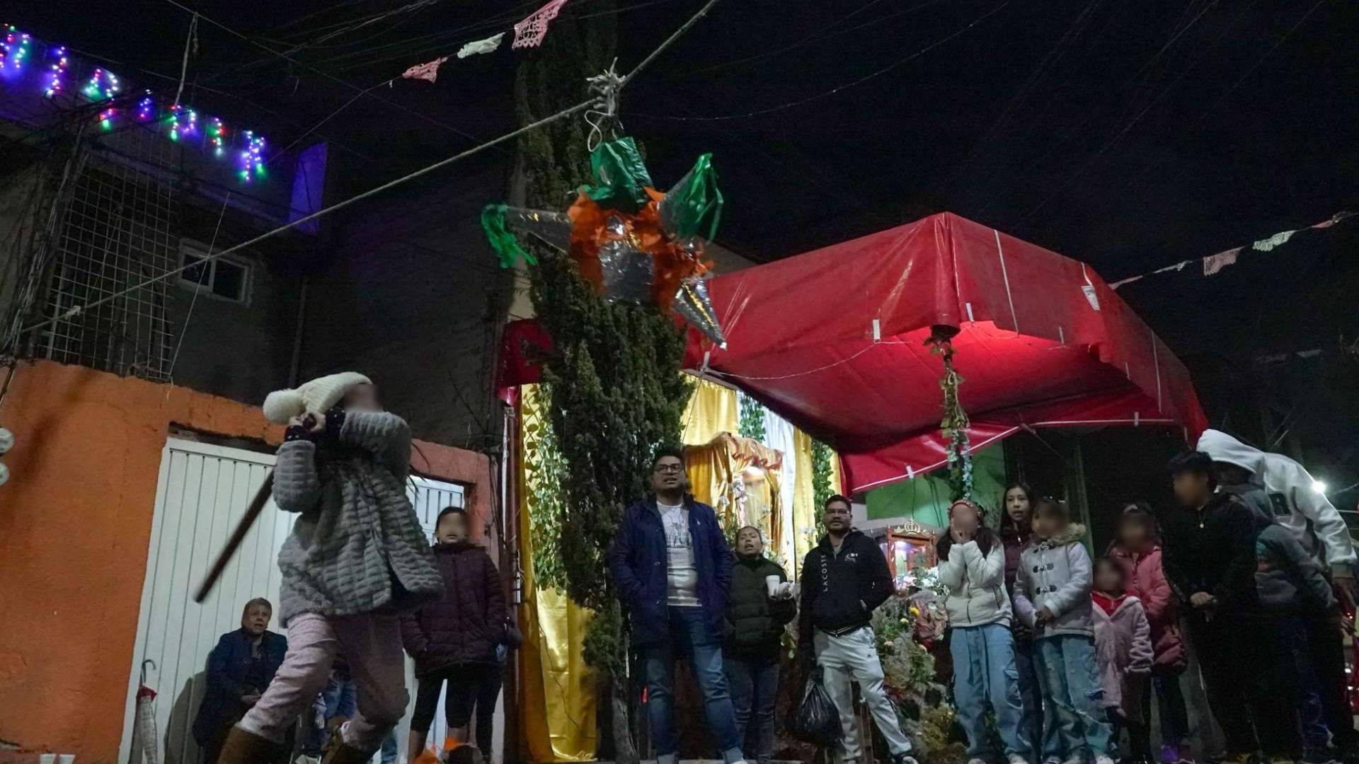 Personas celebran una posada