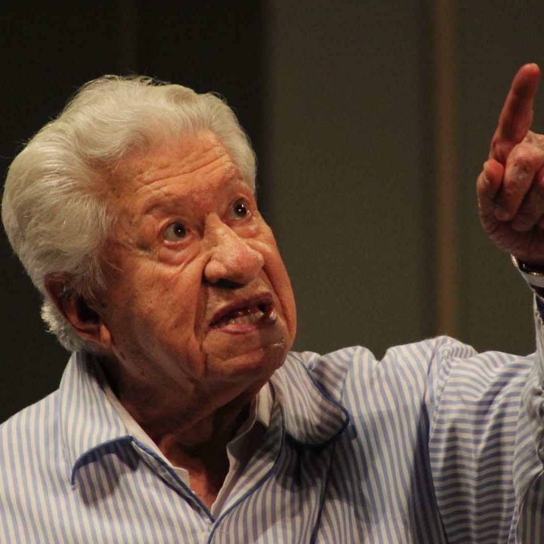 Durante su infancia en Guadalajara tuvo su primer contacto con el teatro en la carpa Tayita. Quedó marcado para siempre