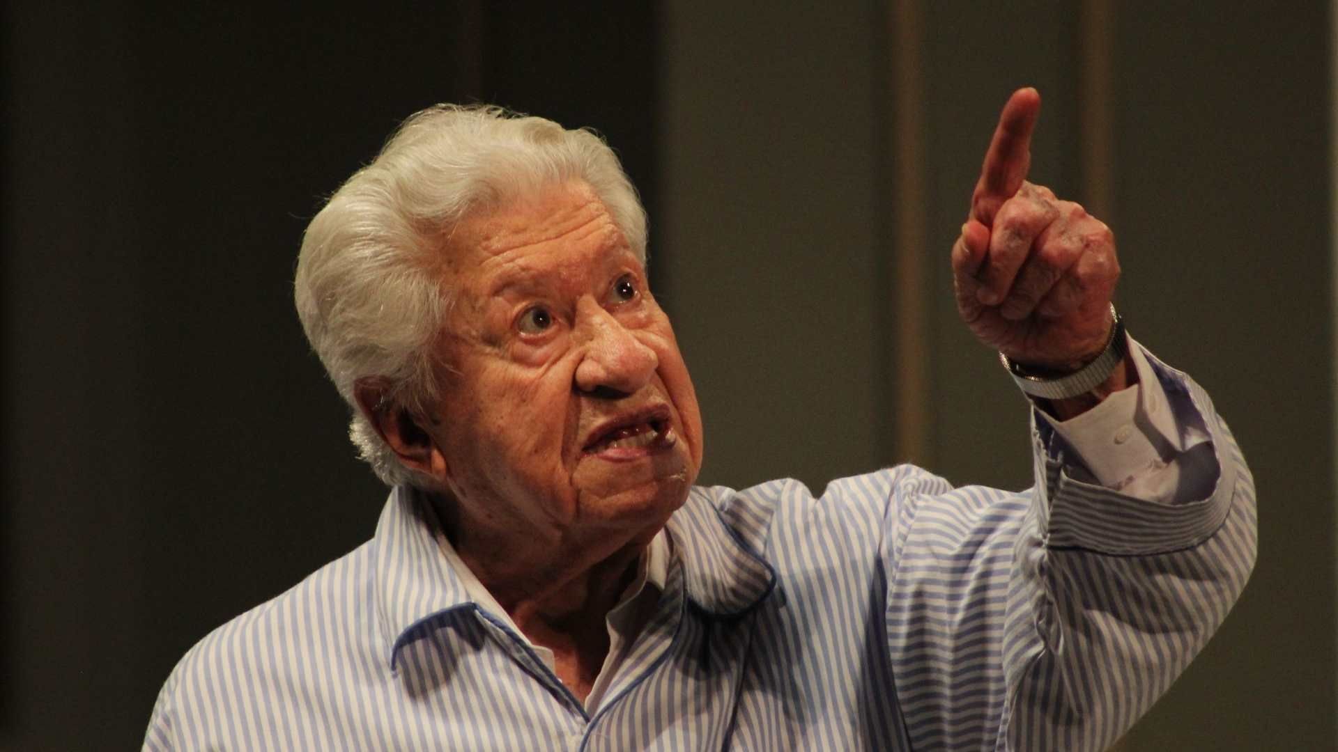 Durante su infancia en Guadalajara tuvo su primer contacto con el teatro en la carpa Tayita. Quedó marcado para siempre
