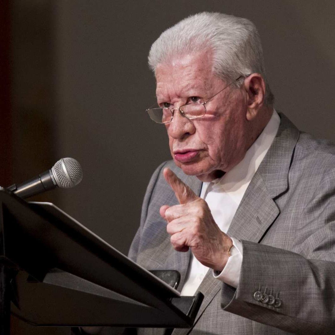 Elegantemente vestido se ve don Ignacio López Tarso durante la lectura del libro