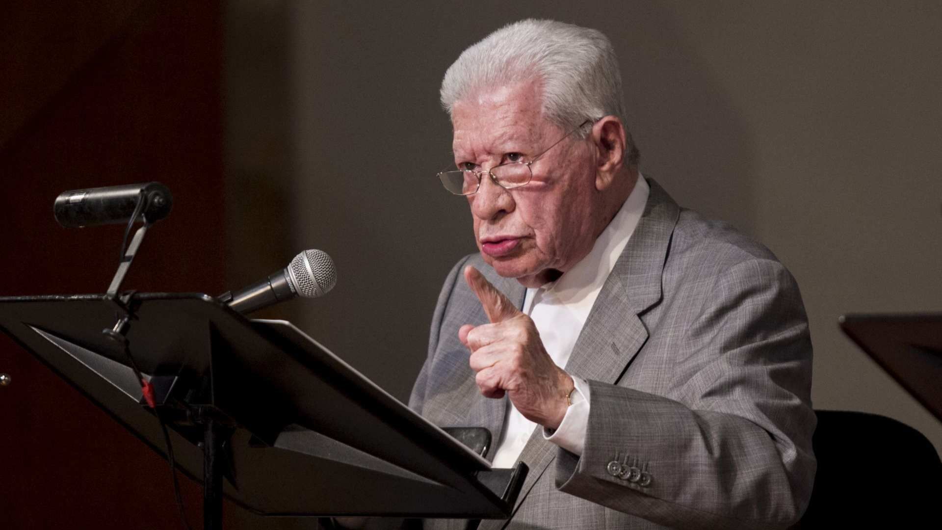 Elegantemente vestido se ve don Ignacio López Tarso durante la lectura del libro
