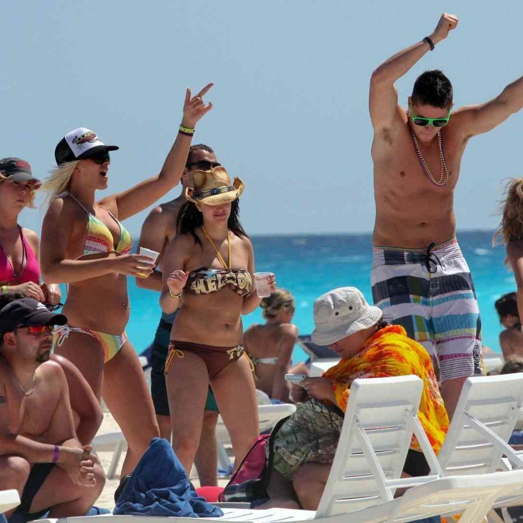 Los estudiantes vacacionistas de Estados Unidos y Canadá aprovechan la cercanía de Cancún