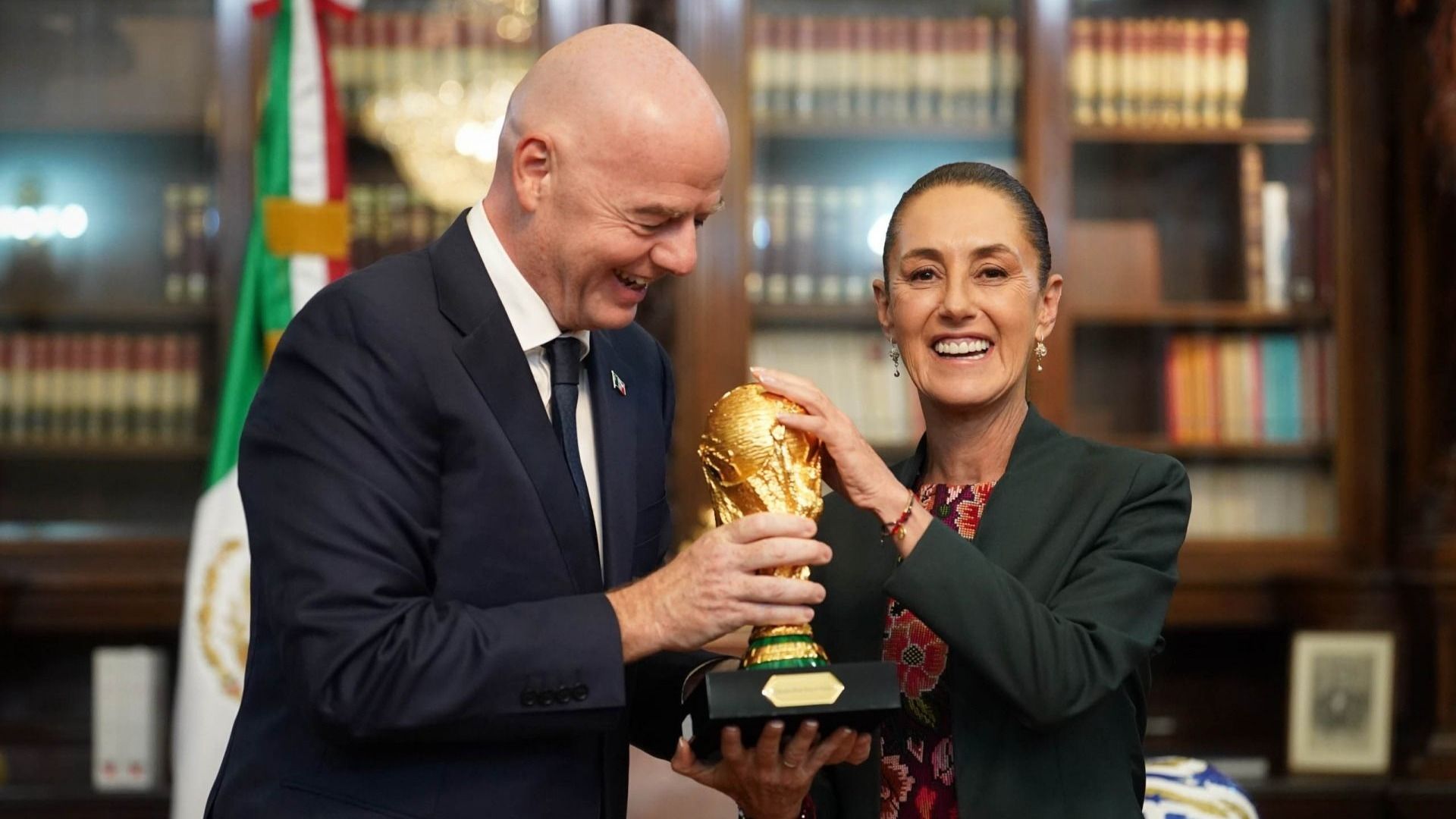 Claudia Sheinbaum Pardo y Gianni Infantino sostiene el trofeo de la FIFA