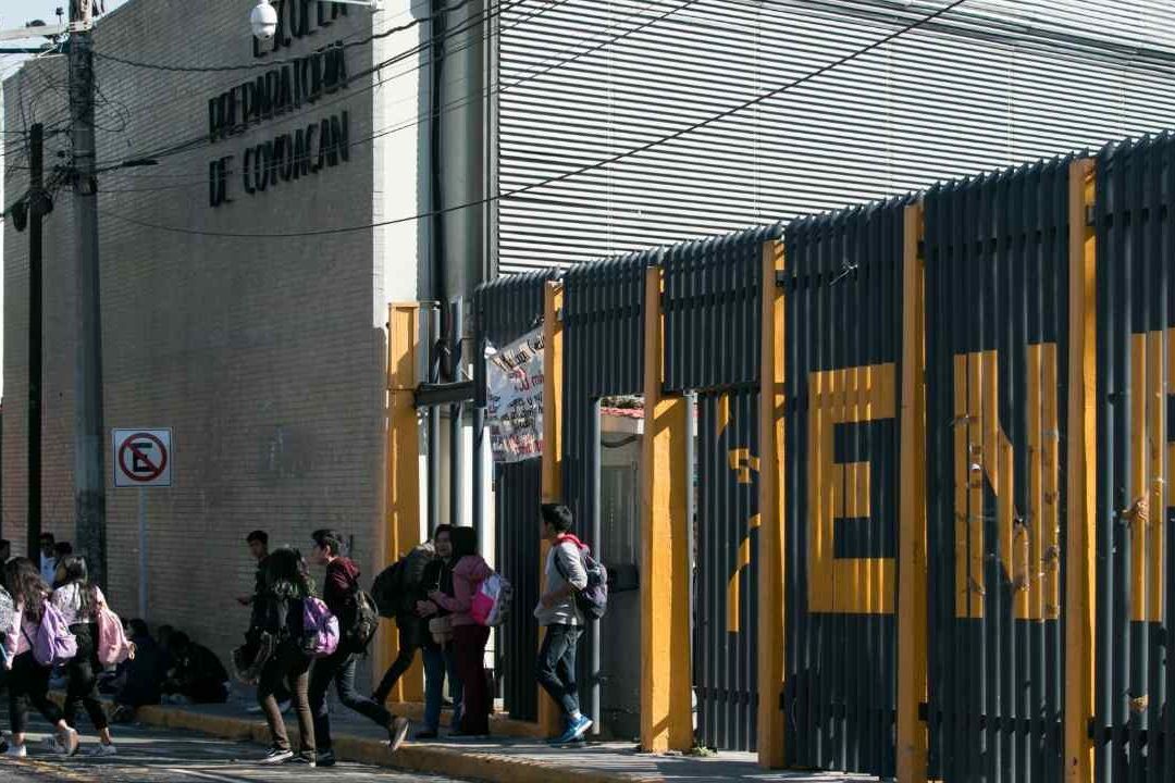 Un grupo de feministas encapuchadas tomaron hoy, 13 de marzo de 2023, las instalaciones de la Prepa 6 de la UNAM