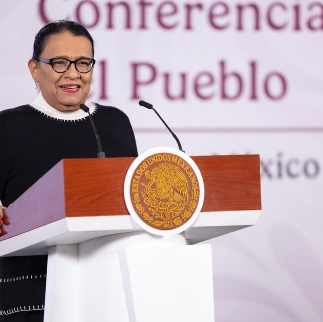 Una mujer habla por micrófono.