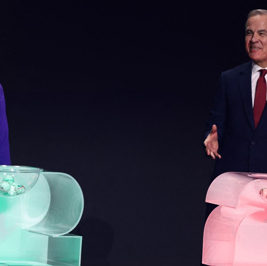Un hombre y una mujer sonríen en un sorteo.