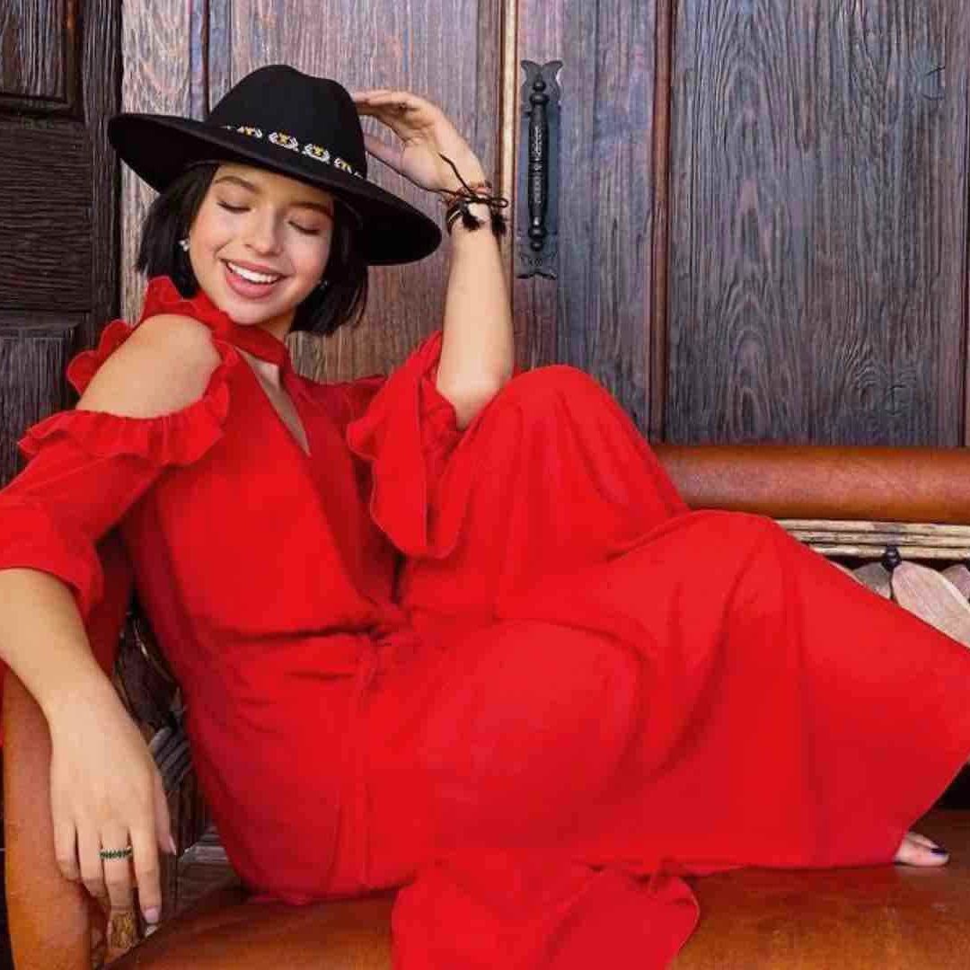 Ángela Aguilar sorprende posando en bikini