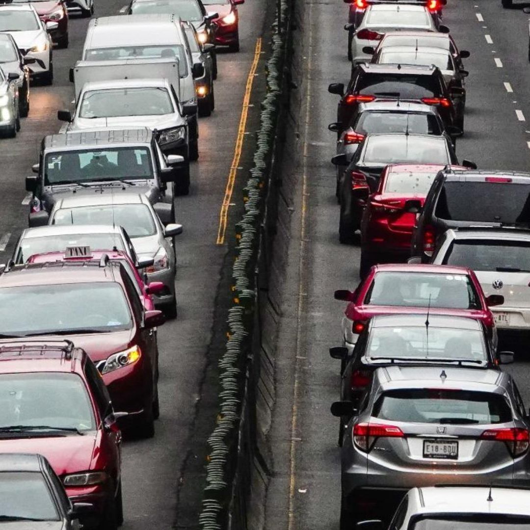 Varios carros en el tránsito.
