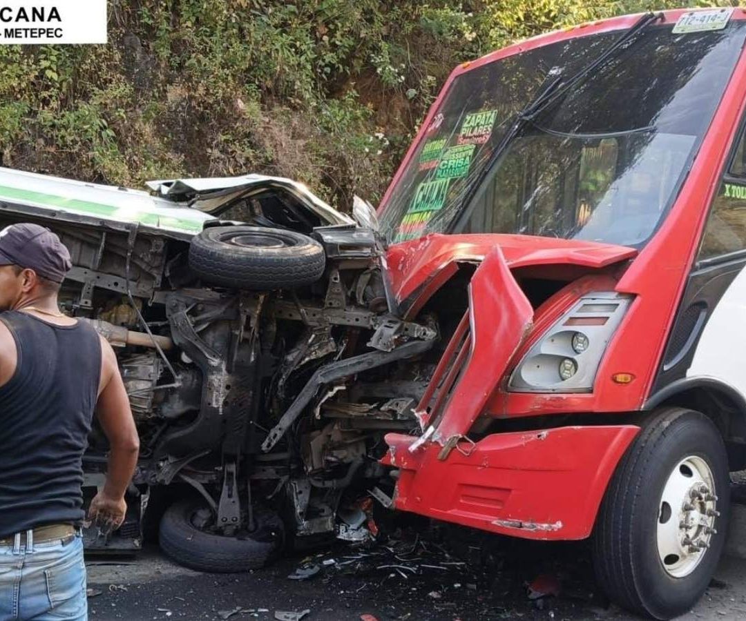 Accidente entre autobús y combi deja 20 heridos. Foto: Cruz Roja